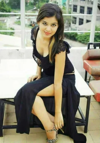 Call Girls Sakshi Iyer from Surat