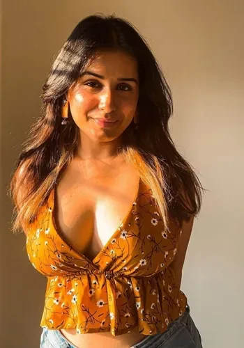Escorts Rashi Khanna from Surat