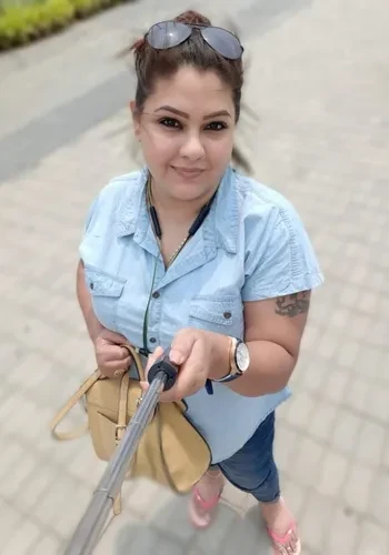 Call Girls Simran Dubey from Ahmedabad